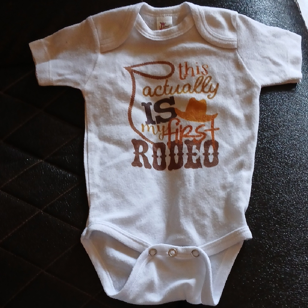Laughing Giraffe 'This actually is my first rodeo' unisex onesie 0-3 months